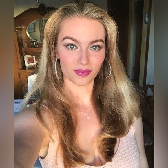 Meet your Posher, Corinne - Picture 2 of 3